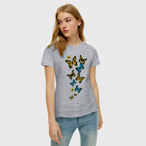 Женская футболка хлопок с принтом Полет бабочки, фото на моделе #1