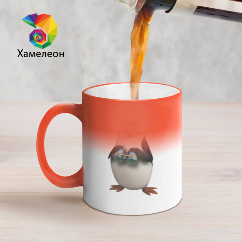 Кружка хамелеон Пингвин с биноклем, цвет белый + красный - фото 5
