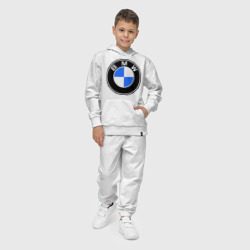 Костюм с принтом Logo BMW для ребенка, вид на модели спереди №2. Цвет основы: белый