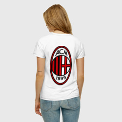 Футболка с принтом ФК Милан для женщины, вид на модели сзади №2. Цвет основы: белый