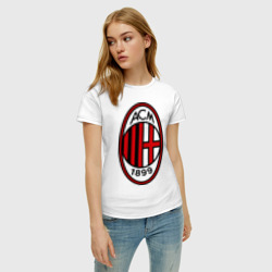 Футболка с принтом ФК Милан для женщины, вид на модели спереди №2. Цвет основы: белый