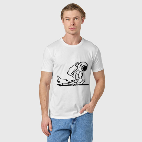 Мужская футболка хлопок Ребенок космонавт с шаттлом, цвет белый - фото 3