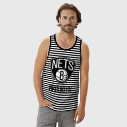 Майка с принтом Nets Brooklyn для мужчины, вид на модели спереди №2. Цвет основы: черная тельняшка