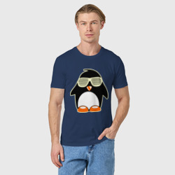 Футболка с принтом Пингвин в очках-жалюзи glow для мужчины, вид на модели спереди №2. Цвет основы: темно-синий