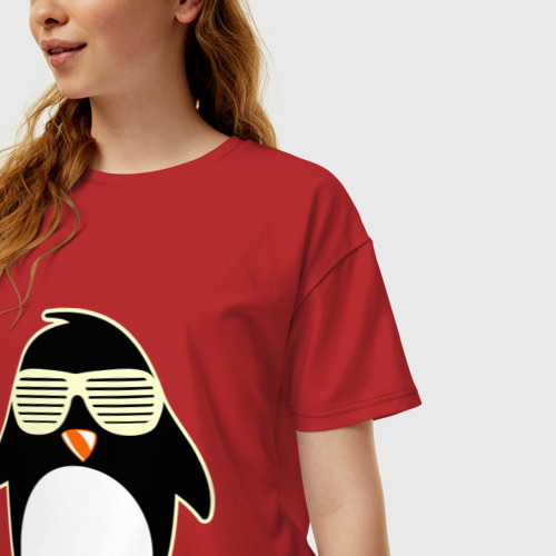 Женская футболка хлопок Oversize Пингвин в очках-жалюзи glow, цвет красный - фото 3