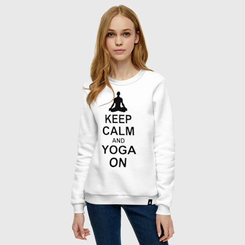 Женский свитшот хлопок Keep calm and yoga on, цвет белый - фото 3