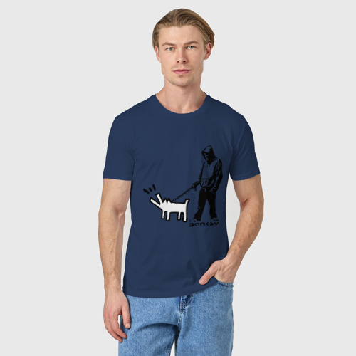 Мужская футболка хлопок Парень с собакой Banksy, цвет темно-синий - фото 3