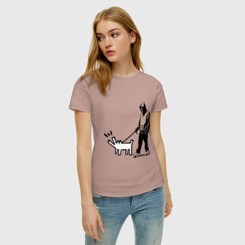 Женская футболка хлопок Парень с собакой Banksy, цвет пыльно-розовый - фото 3