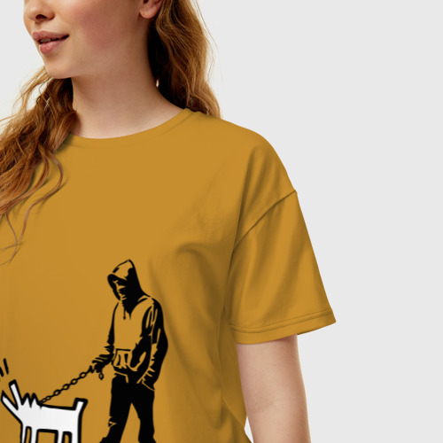 Женская футболка хлопок Oversize Парень с собакой Banksy, цвет горчичный - фото 3