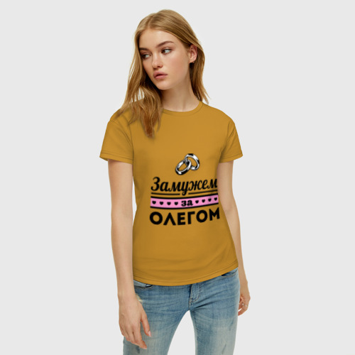 Женская футболка хлопок Замужем за Олегом, цвет горчичный - фото 3