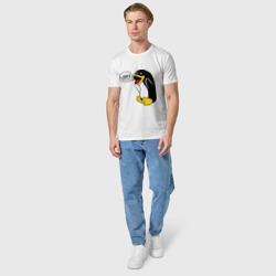Футболка с принтом Пингвин: \Linux\ для мужчины, вид на модели спереди №3. Цвет основы: белый