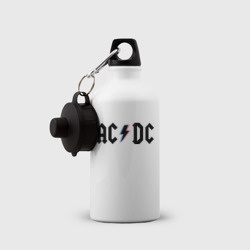 Бутылка с принтом ACDC для ребенка, вид на модели спереди №2. Цвет основы: белый