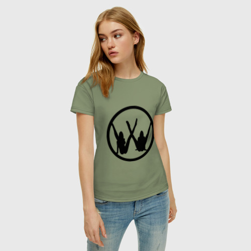 Женская футболка хлопок с принтом Две девушки значок, фото на моделе #1