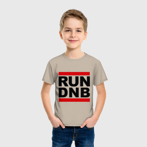 Детская футболка хлопок Run DNB, цвет миндальный - фото 3