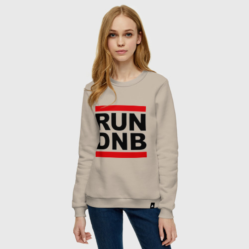 Женский свитшот хлопок Run DNB, цвет миндальный - фото 3