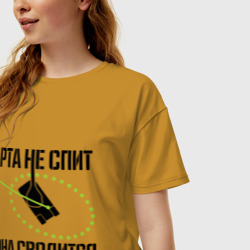 Женская футболка хлопок Oversize Арта в работе - фото 2