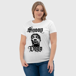 Футболка с принтом Snoop Dogg для женщины, вид на модели спереди №4. Цвет основы: белый
