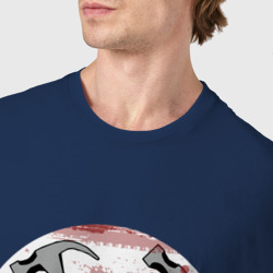 Футболка с принтом Pink Floyd для мужчины, вид на модели спереди №4. Цвет основы: темно-синий
