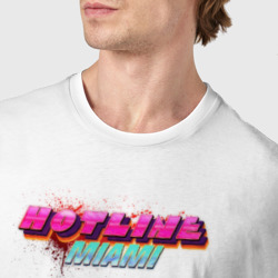 Футболка с принтом Hotline Miami для мужчины, вид на модели спереди №4. Цвет основы: белый