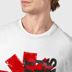 Футболка с принтом Red Hot Chili Peppers для мужчины, вид на модели спереди №4. Цвет основы: белый