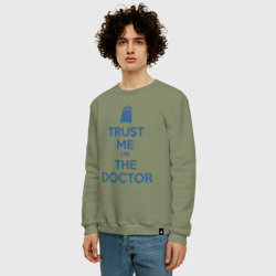 Мужской свитшот хлопок Trust me I'm the Doctor - фото 2