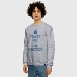 Мужской свитшот хлопок Trust me I'm the Doctor - фото 2