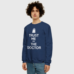 Мужской свитшот хлопок Trust me I'm the Doctor - фото 2