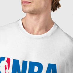 Футболка с принтом NBA для мужчины, вид на модели спереди №4. Цвет основы: белый