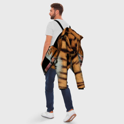 Куртка с принтом Тигр для мужчины, вид на модели сзади №3. Цвет основы: черный