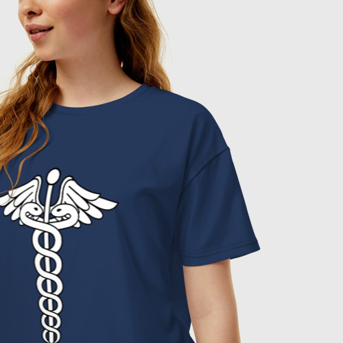 Женская футболка хлопок Oversize Эмблема, цвет темно-синий - фото 3