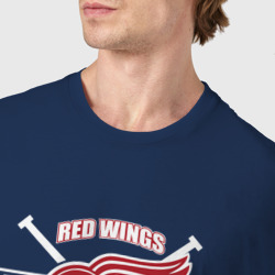 Футболка с принтом Detroit red wings для мужчины, вид на модели спереди №4. Цвет основы: темно-синий