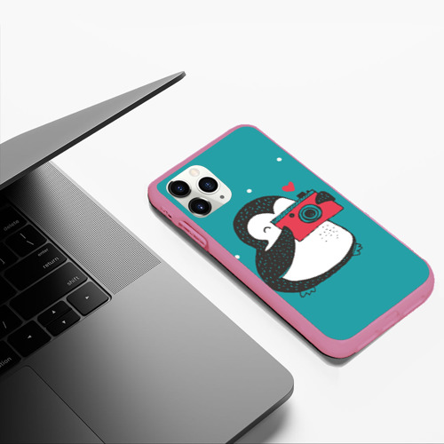Чехол для iPhone 11 Pro Max матовый Пингвин с фотоаппаратом, цвет малиновый - фото 5