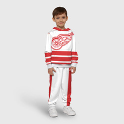 Костюм с принтом Detroit Red Wings для ребенка, вид на модели спереди №2. Цвет основы: белый