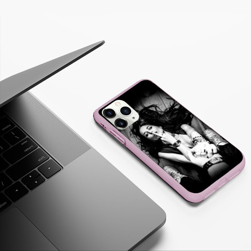 Чехол для iPhone 11 Pro матовый Влюбленная игривая девушка, цвет розовый - фото 5