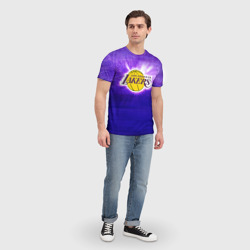 Футболка с принтом Los Angeles Lakers для мужчины, вид на модели спереди №3. Цвет основы: белый