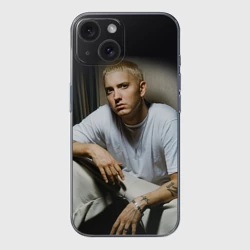 Чехол для iPhone 15 силиконовый с защитой камеры Эминем сидит и смотрит, зачем он это делает