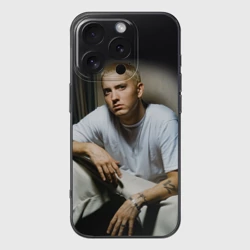 Чехол для iPhone 16 Pro Max силиконовый с защитой камеры Эминем сидит и смотрит, зачем он это делает