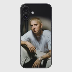 Чехол для iPhone 16 силиконовый с защитой камеры Эминем сидит и смотрит, зачем он это делает