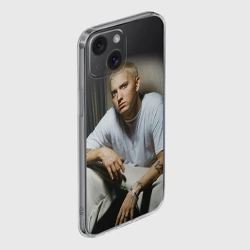 Чехол для iPhone 15 силиконовый с защитой камеры Эминем сидит и смотрит, зачем он это делает - фото 2