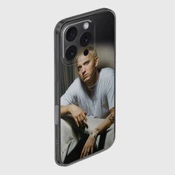 Чехол для iPhone 16 Pro Max силиконовый с защитой камеры Эминем сидит и смотрит, зачем он это делает - фото 2