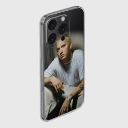 Чехол для iPhone 16 Pro Max силиконовый с защитой камеры Эминем сидит и смотрит, зачем он это делает - фото 2