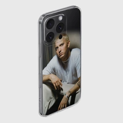 Чехол для iPhone 16 Pro силиконовый с защитой камеры Эминем сидит и смотрит, зачем он это делает - фото 2