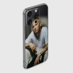 Чехол для iPhone 15 Pro Max силиконовый с защитой камеры Эминем сидит и смотрит, зачем он это делает - фото 2