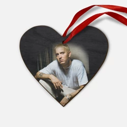 Деревянная игрушка Сердце Эминем сидит и смотрит, зачем он это делает