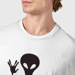 Футболка с принтом Alien для мужчины, вид на модели спереди №4. Цвет основы: белый