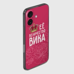Чехол для iPhone 16 силиконовый с защитой камеры Её величество Вика - фото 2