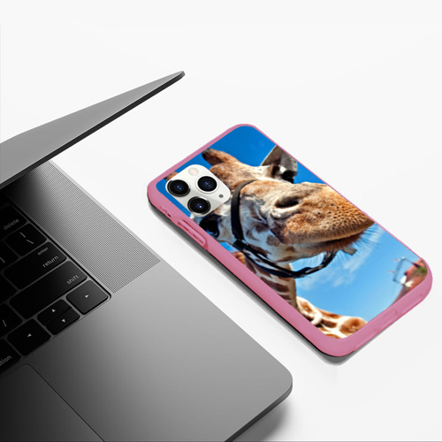 Чехол для iPhone 11 Pro Max матовый Прикольный жираф, цвет малиновый - фото 5