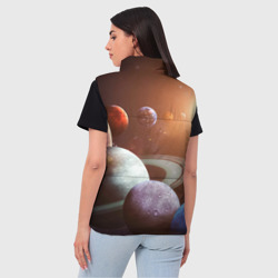 Жилет с принтом Планеты солнечной системы для женщины, вид на модели сзади №2. Цвет основы: черный