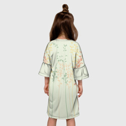 Платье с принтом Тоторо в листве для ребенка, вид на модели сзади №2. Цвет основы: белый