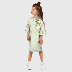 Платье с принтом Тоторо в листве для ребенка, вид на модели спереди №2. Цвет основы: белый
